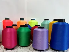 Farklı renklerde overlok ipliği bobinleri