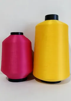 Pembe ve sarı tekstürize overlok ipliği bobinleri
