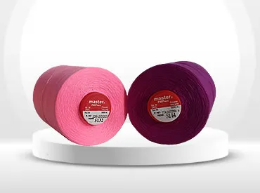 Pembe ve mor Master polyester dikiş ipliği bobinleri
