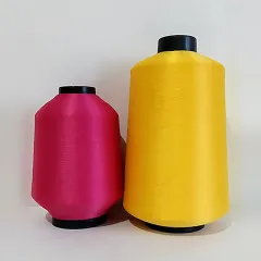Pembe ve sarı tekstürize overlok ipliği bobinleri