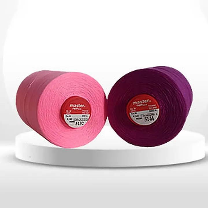 Pembe ve mor Master polyester dikiş ipliği bobinleri