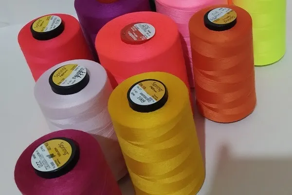 Farklı renklerde Spring polyester dikiş ipliği bobinleri