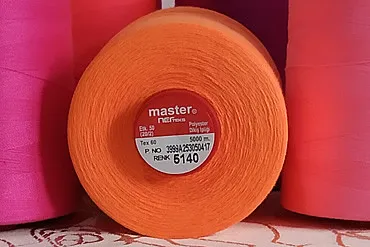 Turuncu Master polyester dikiş ipliği bobini yakından
